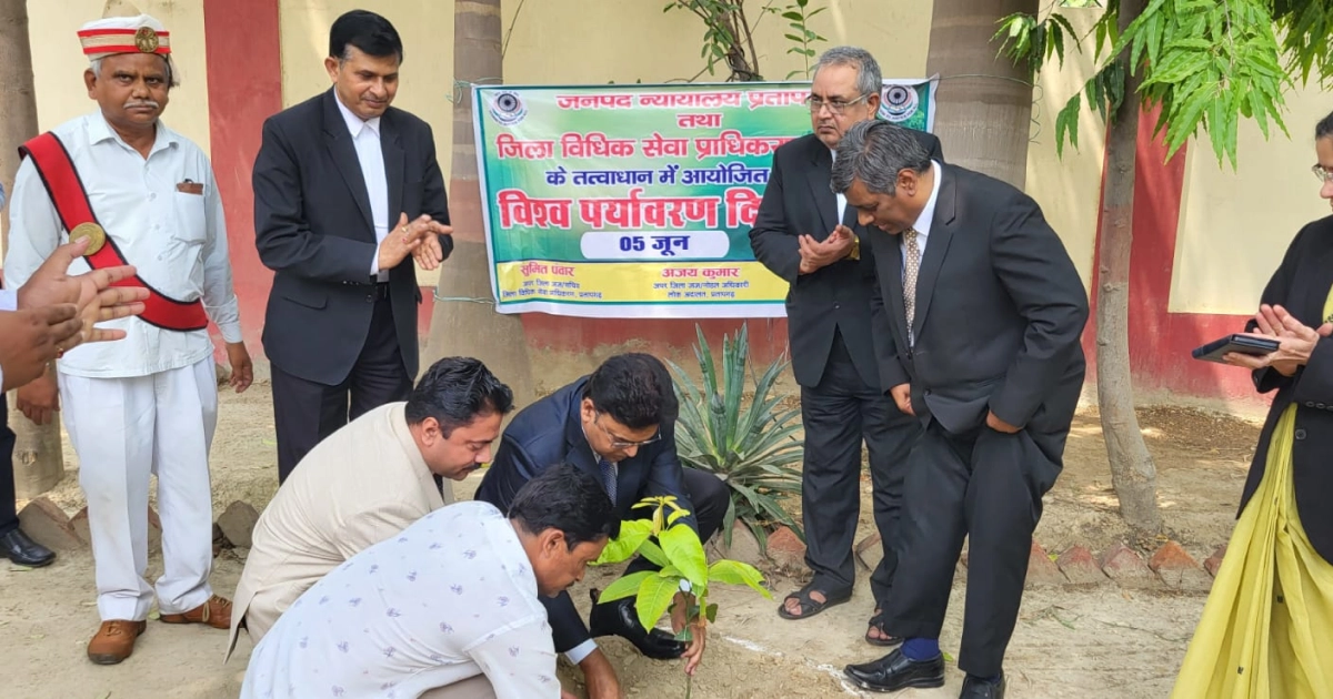 विश्व पर्यावरण दिवस के अवसर पर न्यायालय परिसर में चलाया गया वृहद वृक्षारोपण अभियान