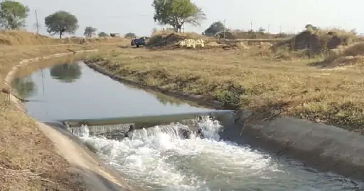 नहरों की टेल तक पानी अवश्य पहुॅचे-जिलाधिकारी