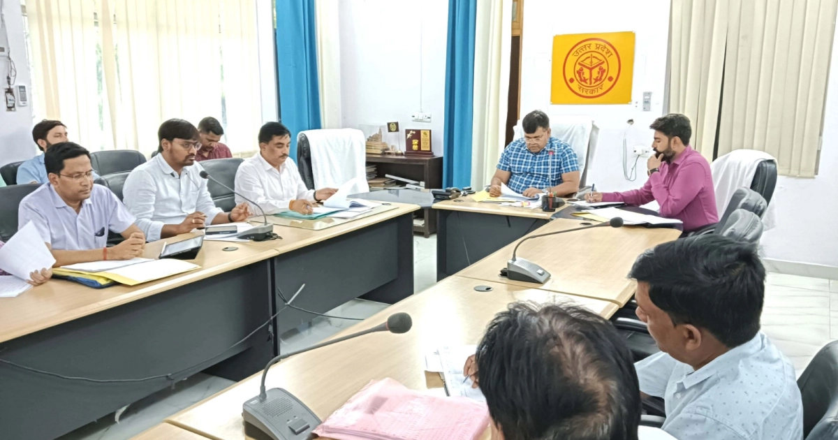 जिलाधिकारी ने पंचायती राज विभाग के कार्यों में लापरवाही और उदासीनता पर डीपीआरओ और एडीओ पंचायत को लगा