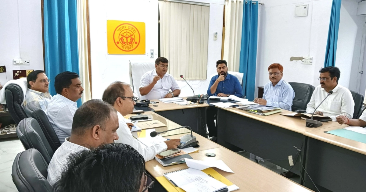 जिलाधिकारी ने सीएम डैशबोर्ड फ्लैगशिप कार्यक्रमों की समीक्षा बैठक की