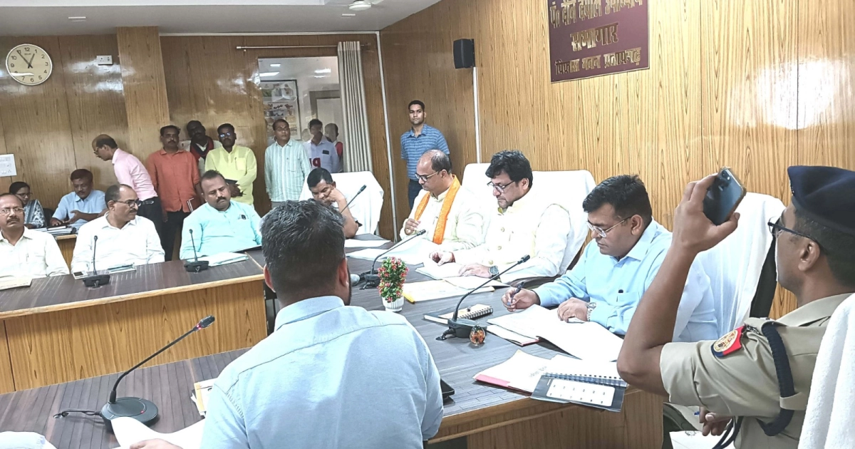 प्रभारी मंत्री ने विकास कार्यों, जनकल्याणकारी योजनाओं और कानून व्यवस्था की समीक्षा की
