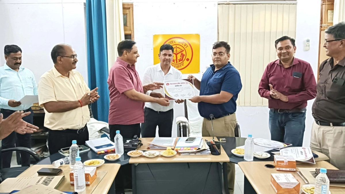 स्वास्थ्य विभाग के कार्यो में जनपद को बेहतर दिलाने वाले डाक्टरों/कार्मिकों को किया गया सम्मानित,
