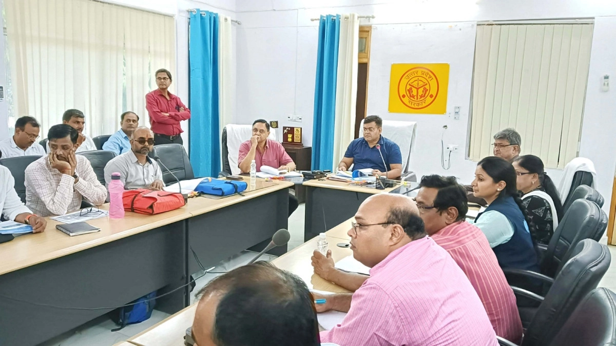 जिलाधिकारी ने जिला स्वास्थ्य समिति की बैठक में स्वास्थ्य योजनाओं के क्रियान्वयन की समीक्षा कर दिये आ