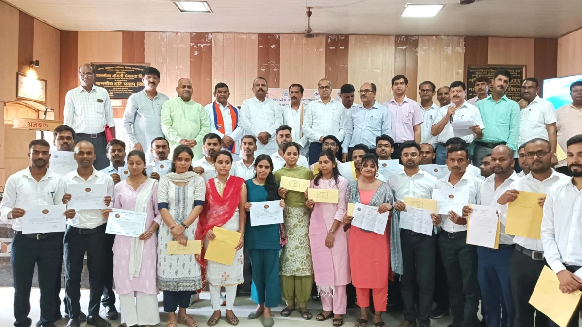 माननीय मुख्यमंत्री द्वारा लेखपाल नियुक्ति पत्र वितरण का कार्यक्रम संपन्न