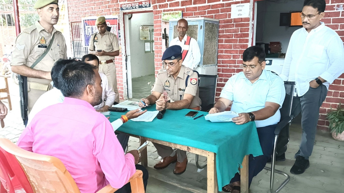 डीएम एवं एसपी ने थाना समाधान दिवस पर थाना दिलीपपुर में सुनी फरियादियों की समस्यायें