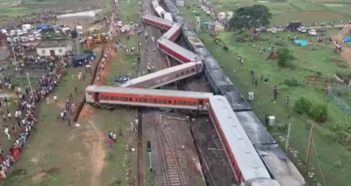 झारखंड के चक्रधरपुर रेल मंडल में भीषण रेल हादसा, 2 यात्रियों की मौत, 20 घायल