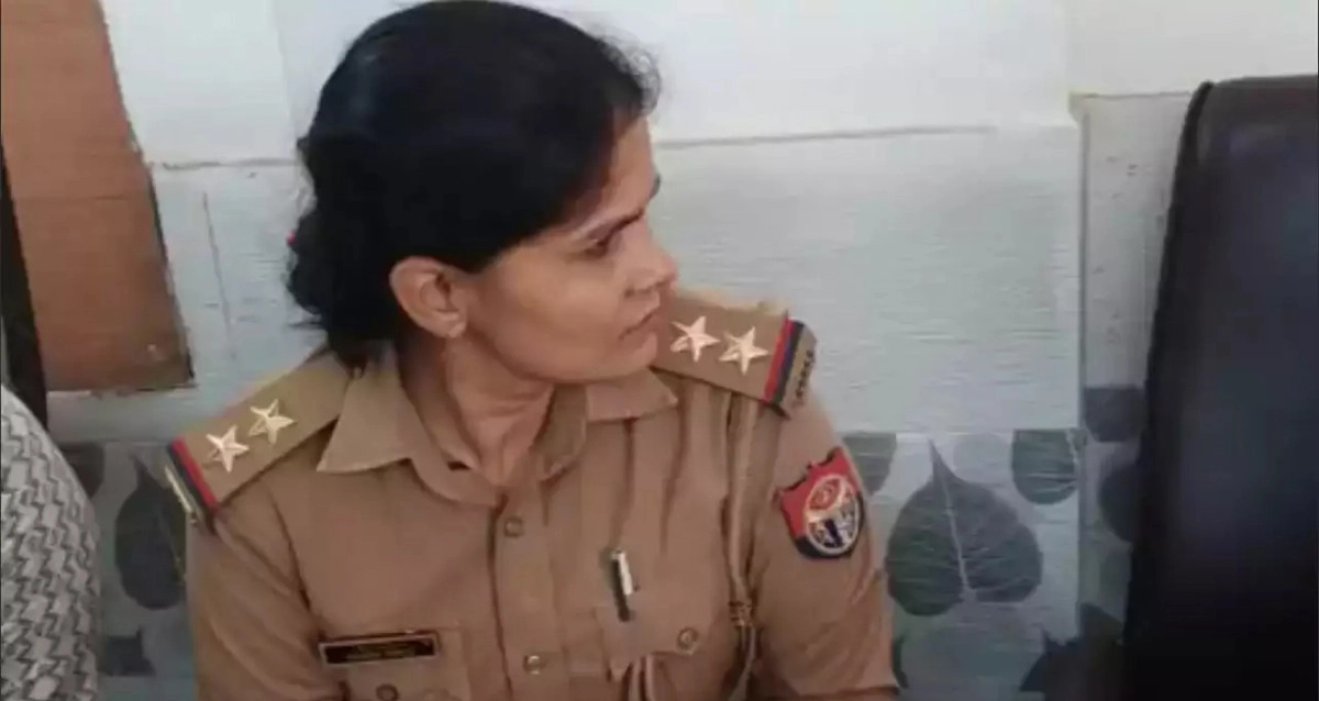 वाराणसी: महिला रिपोर्टिंग चौकी इंचार्ज अनोभा तिवारी रंगे हाथ घूस लेते पकड़ी गईं