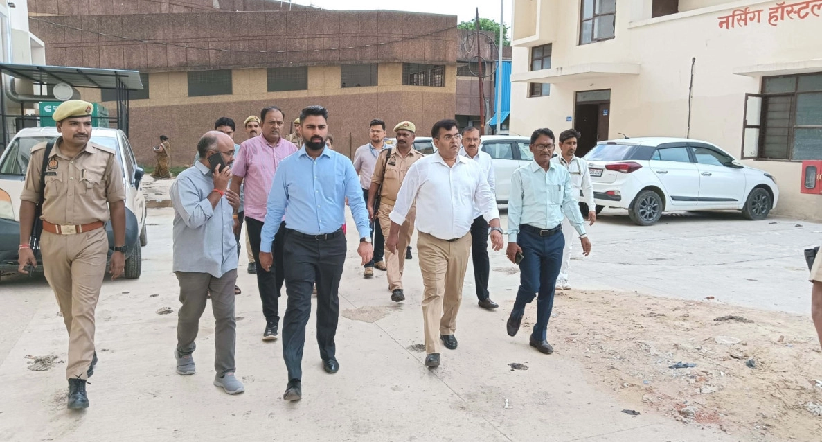 जिलाधिकारी एवं मुख्य विकास अधिकारी ने मेडिकल कालेज का किया औचक निरीक्षण