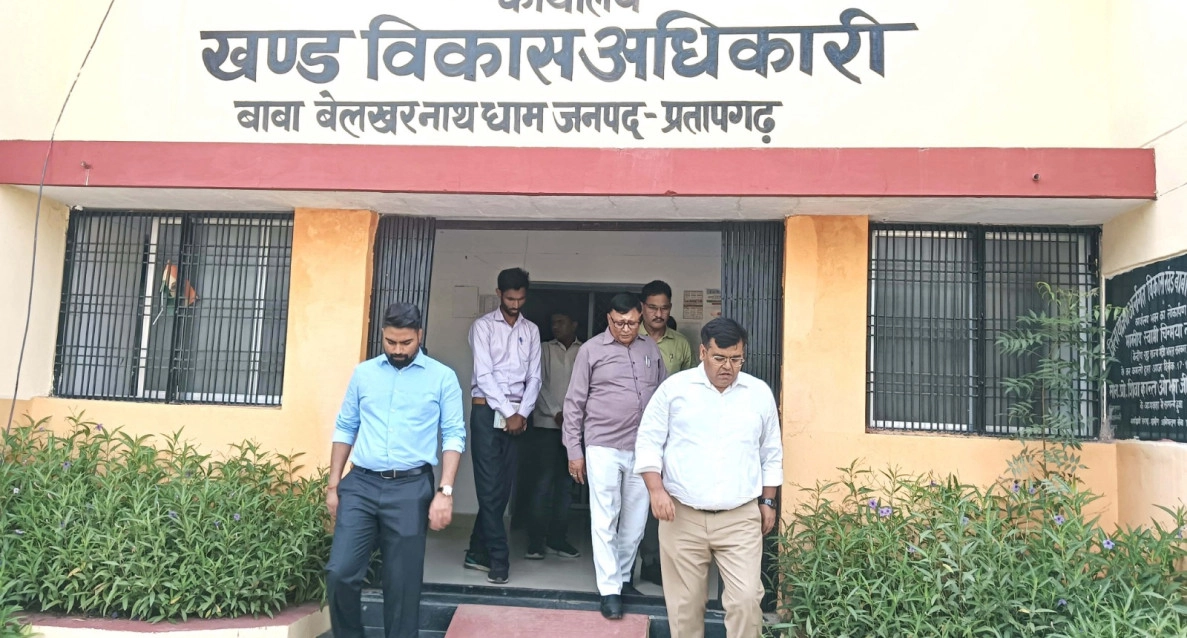 डीएम एवं सीडीओ ने किया औचक निरीक्षण: विकास खण्ड बाबा बेलखरनाथधाम एवं कठार गौशाला