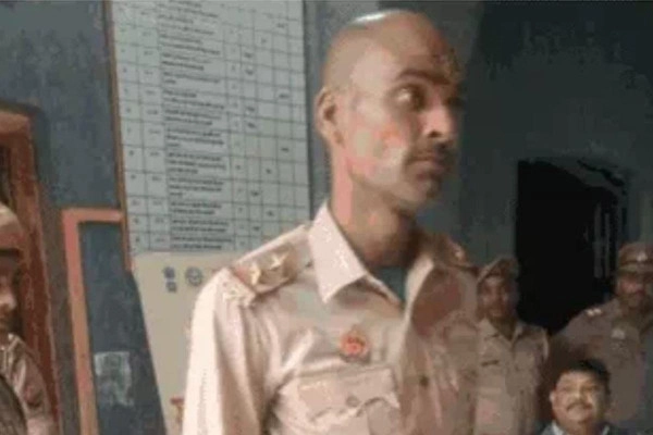 काशी विश्वनाथ मंदिर में फर्जी दरोगा गिरफ्तार, चौक थाने में पूछताछ जारी