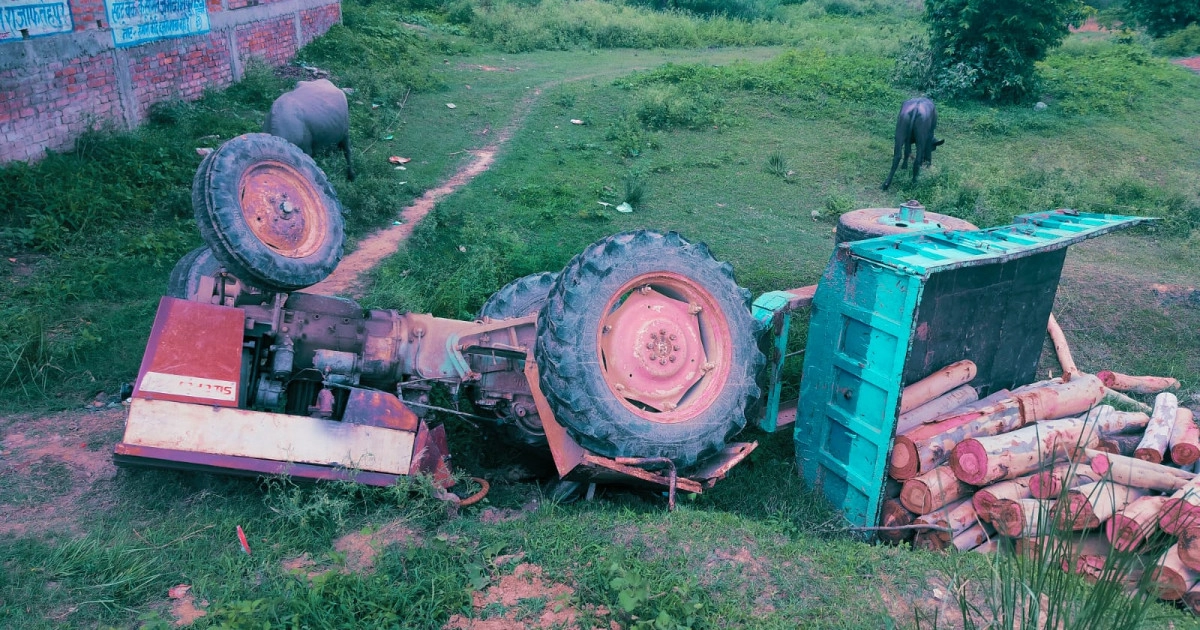 लकड़ी लदे ट्रैक्टर ट्राली के पलटने से युवक की दर्दनाक मौत, परिजनों में मचा कोहराम