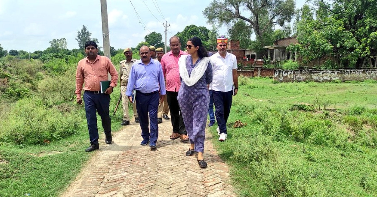 जिलाधिकारी ने जायस रजबहा में पानी संचालन का किया स्थलीय निरीक्षण