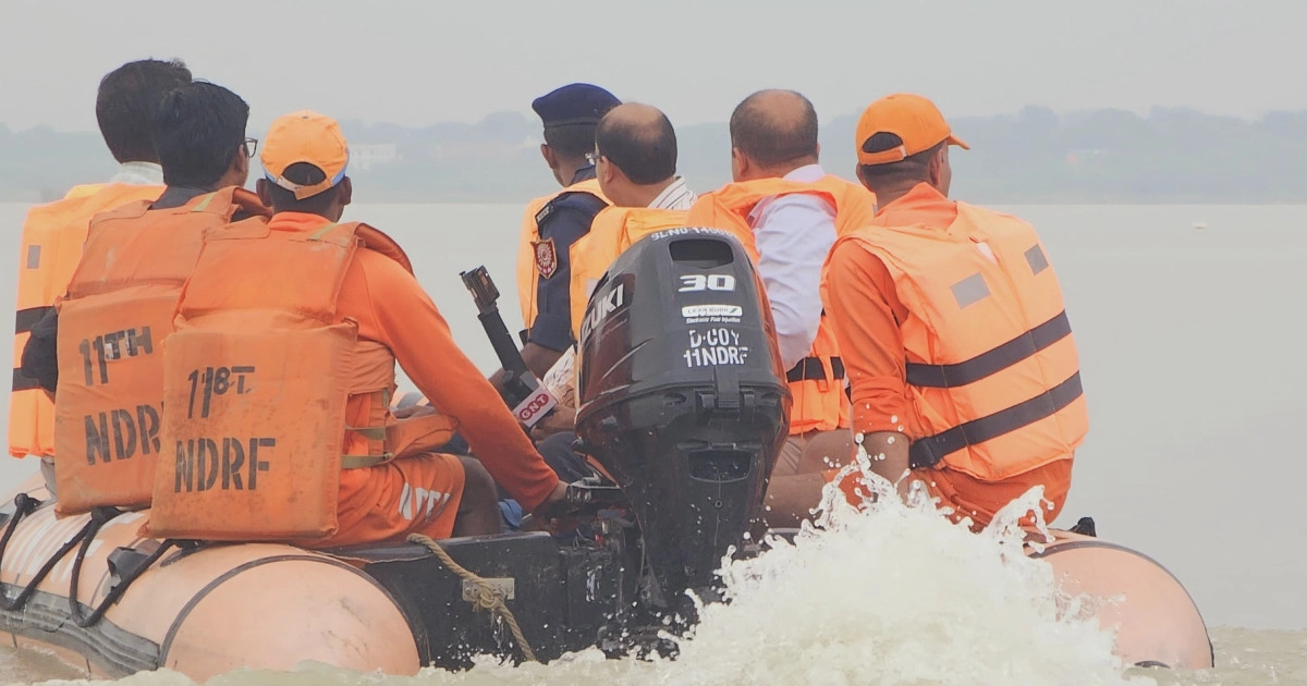 प्रयागराज में NDRF टीम और प्रशासन ने गंगा-यमुना के जलस्तर का किया संयुक्त निरीक्षण