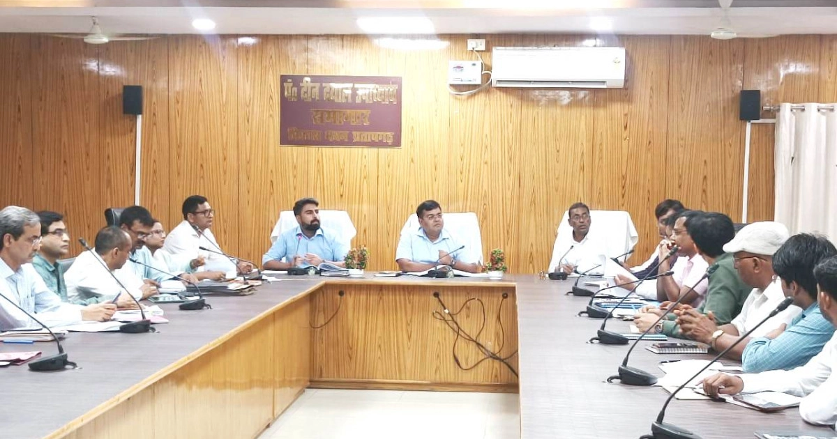जिलाधिकारी संजीव रंजन ने सीएम डैशबोर्ड और आईजीआरएस पोर्टल की समीक्षा की
