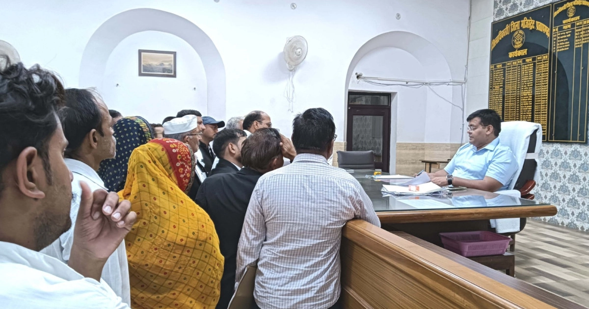 जिलाधिकारी ने जनसुनवाई में सुनीं दूर-दराज से आए फरियादियों की समस्याएं