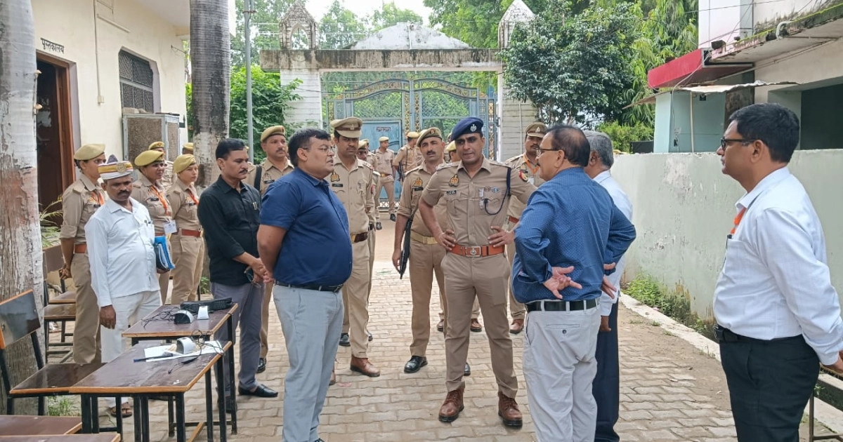 डीएम और एसपी ने संयुक्त रूप से पुलिस भर्ती परीक्षा केंद्रों का किया निरीक्षण